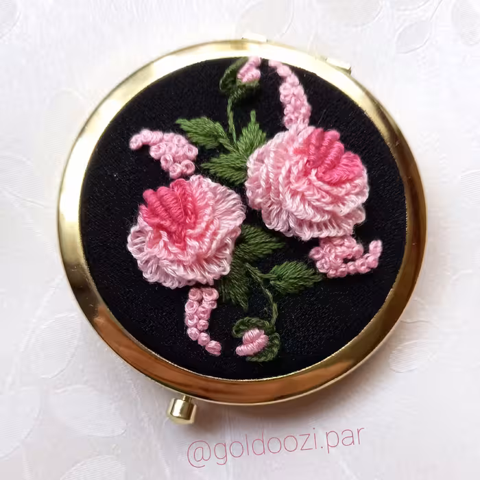 آینه گلدوزی شده با دست