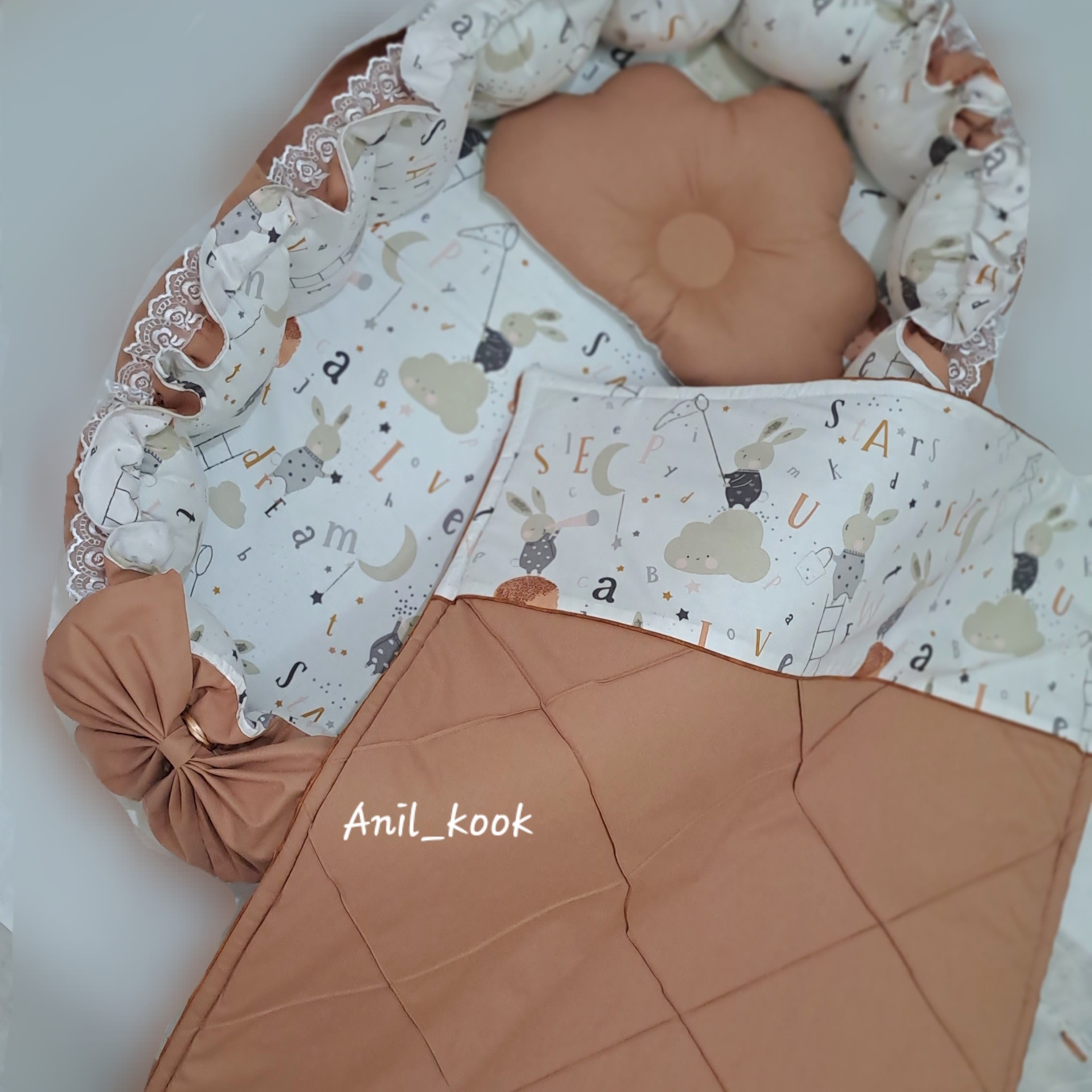تشک گارددار نوزادی با بالشت فرمدهی سر نوزاد و لحاف رگه دوزی شده پارچه ترک
