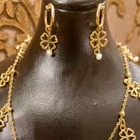 نیم ست گردنبندوگوشواره بازنجیرخلخال واویز  ومروارید باجنس استیل رنگ ثابت وضدحساسیت ورنگ طلایی...