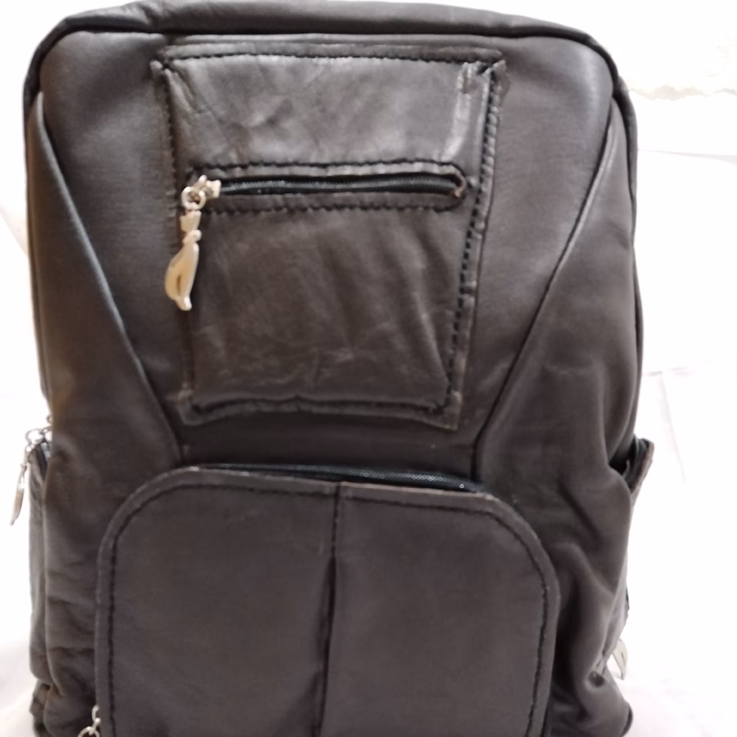 کوله پشتی چرم بزک قهوه ای سوخته بسیار سبک