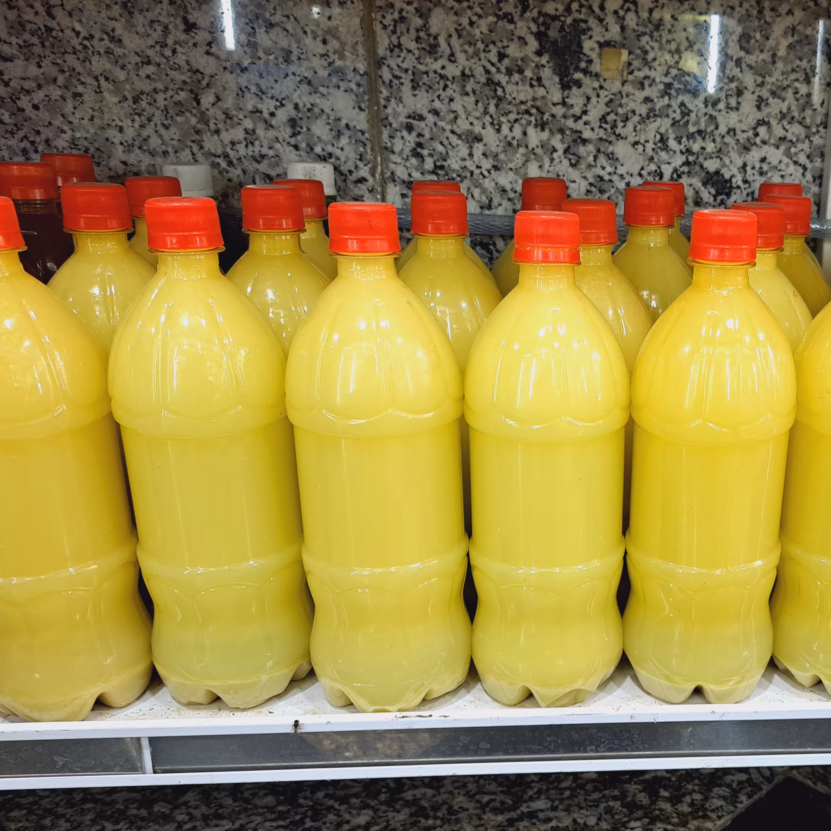 آب لیمو تازه و خالص صدرصد ارگانیک و بدون مواد نگهدارنده با وزن 1 لیتر 