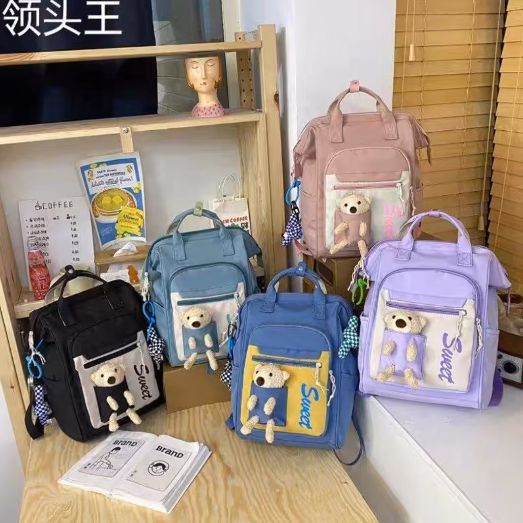 کوله پشتی وارداتی کیفیت تضمینی در 5 رنگ جذاب و شیک جنس برزنتی ضد آب مناسب ابتدایی راهنمایی دبیرستان 