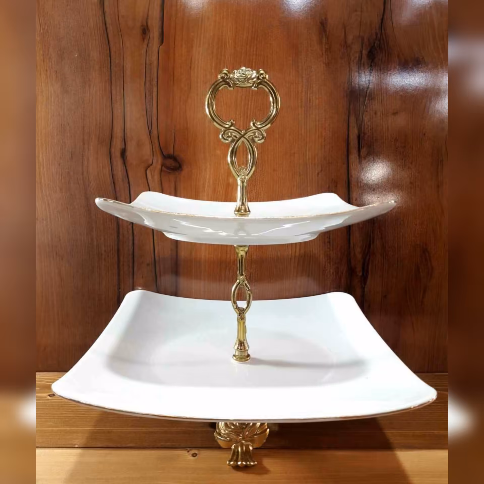 شیرینی خوری دو طبقه پایه دار مدل فیوچر خط طلا 