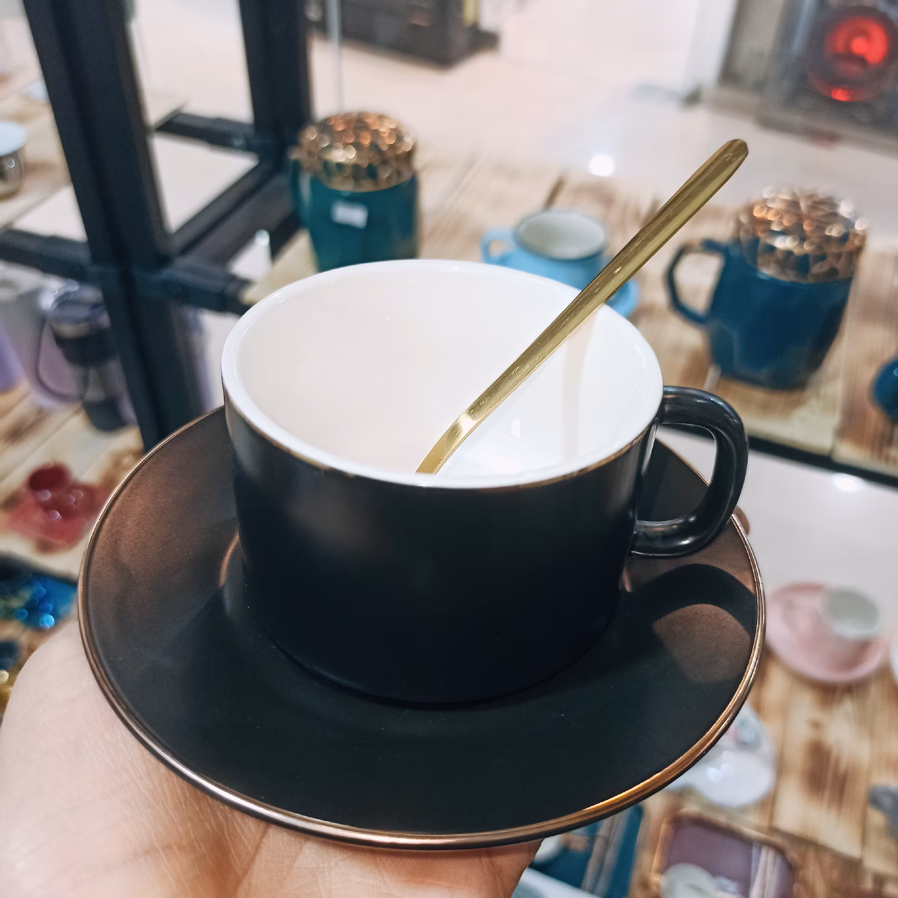 ماگ و زیر لیوانی به همراه قاشق طلایی لب طلا