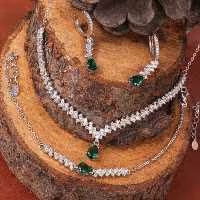 سرویس زنجیری طرح جناقی یا تنیسی با اویز نگین سبز کد 1219