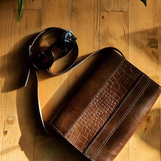 کیف زنانه دستدوز با چرم طبیعی شتری