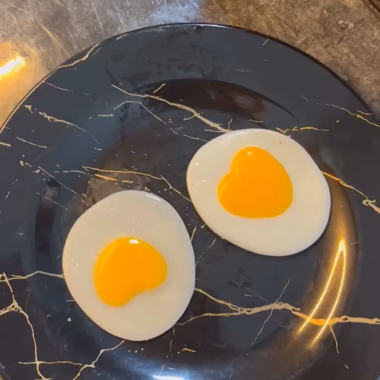نرمالو نیمرو جذاب با زرده ی قلبی
