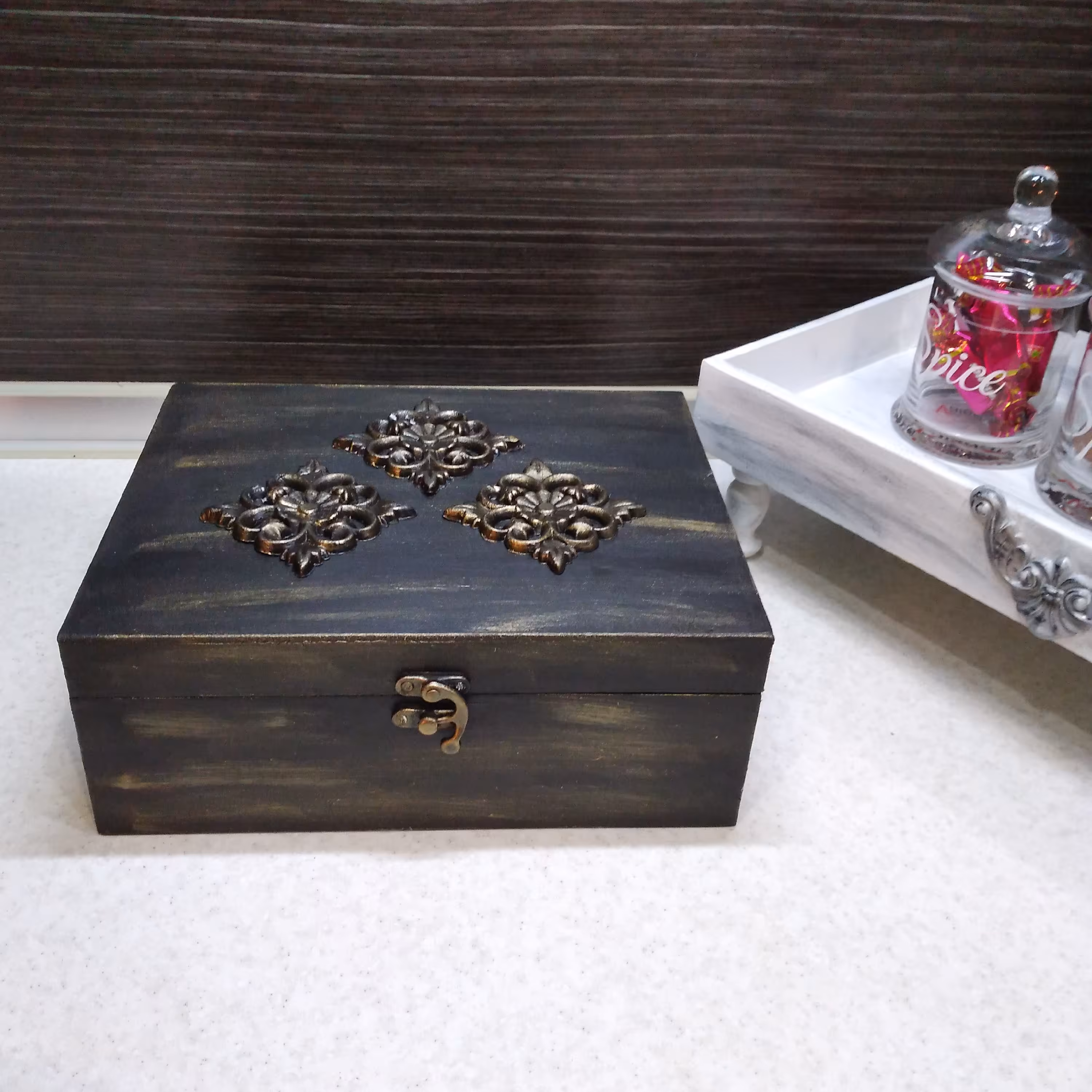 جعبه تیبگ چوبی پتینه شده ابعاد بیست و پنج در بیست سانت قابل اجرا در رنگ و پتینه دلخواه 