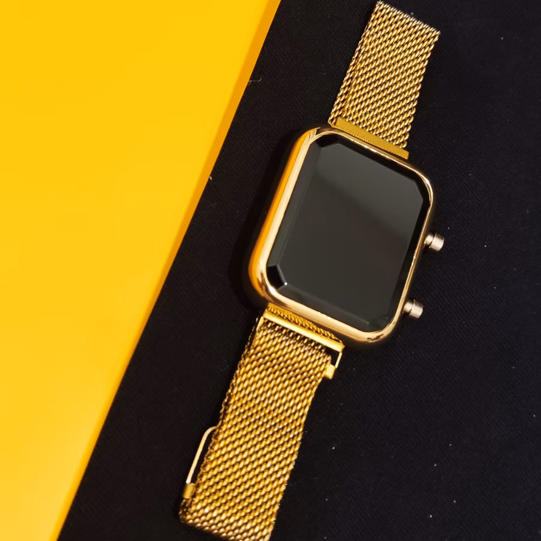 ساعت دیجیتالی صفحه مربعی رنگ طلایی