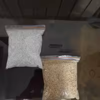 پک بسته پوست برنج و  یک بسته پرلیت مناسب جهت مخلوط کردن با خاک گلدان های آپارتمانی