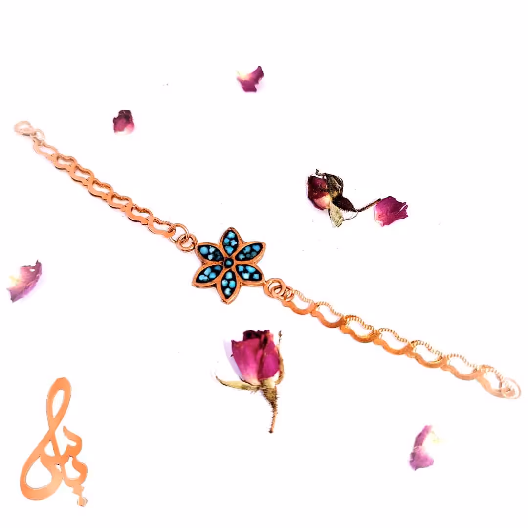 دستبند مس و فیروزه طرح گل شش پر با زیر ساخت مس و فیروزه اصل نیشابور با بسته بندی شیک و زیبا برای دوستان