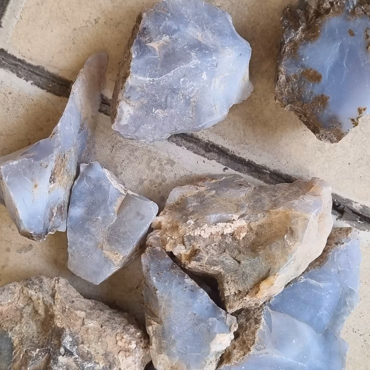 سنگ معدنی راف  جز  زرد و مشکی و خرماییدر نجف یشم عباسی تایگر سنگ معدنی سرخ  یه مقدار سنگ قدیمی ورق شده سرخ زرد مشکی و..