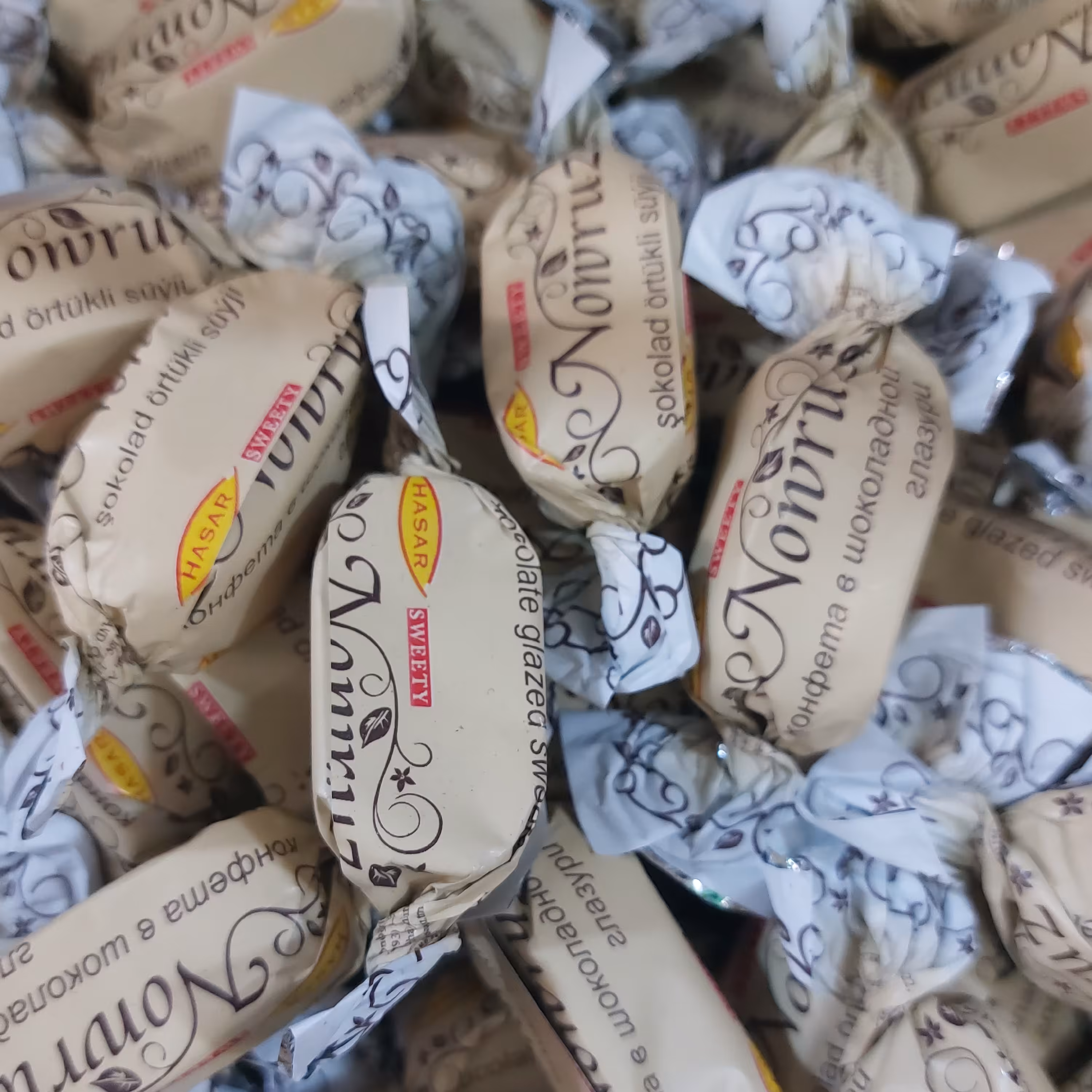 شکلات نوروز  اصل کیفیت فوق العاده 500 گرمی آجیل و خشکبار شفیعی 