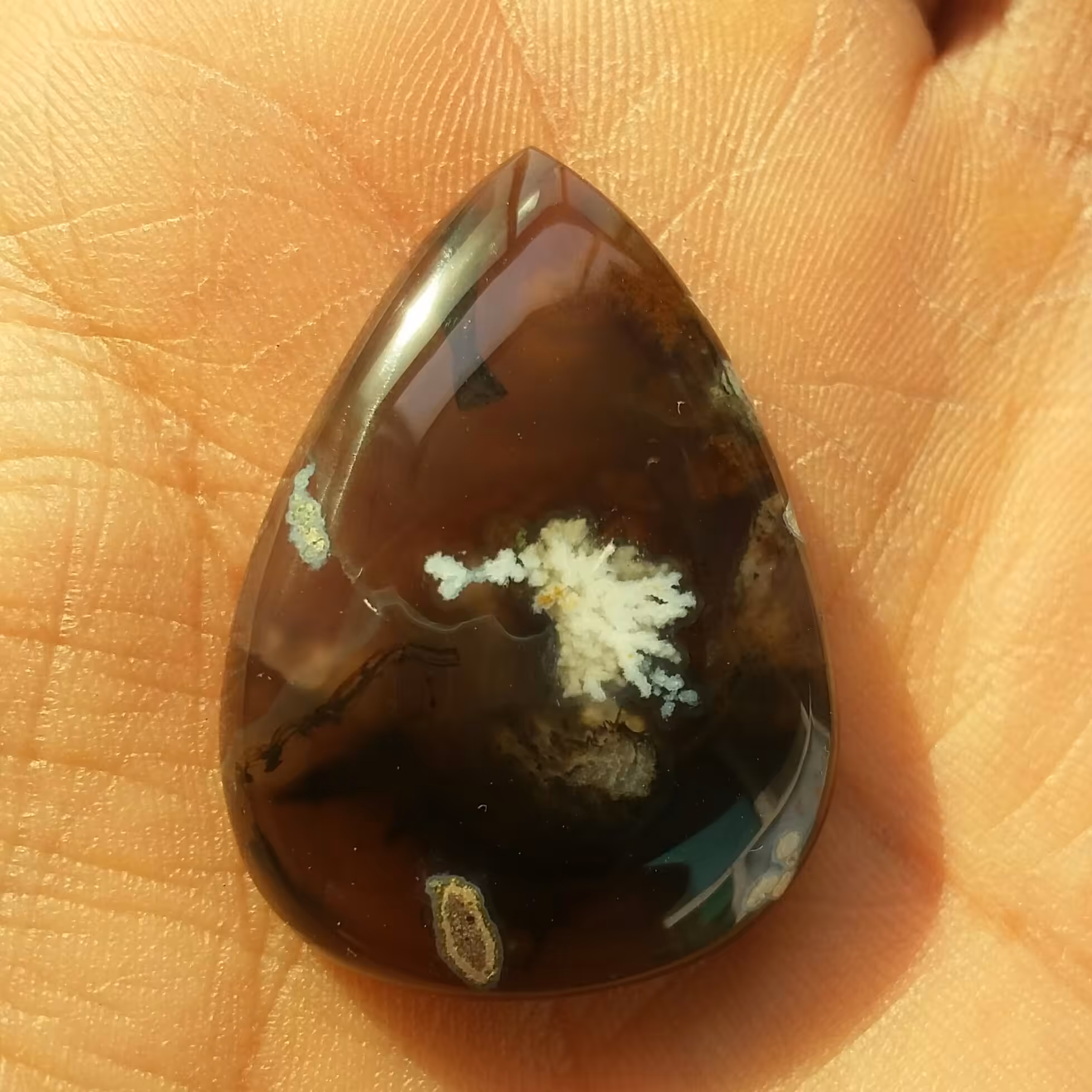 نگین شکر شکوفه تراش فانتزی زمینه خرمایی بی نظیر سایز آویزی
کاملا طبیعی