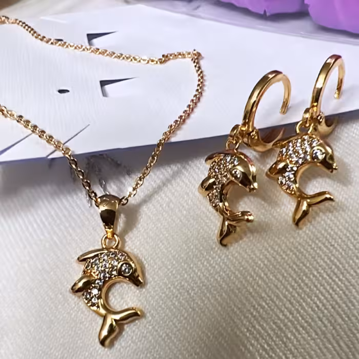 نیم ست نگینی دلفین طلایی با نگین های زیرکنیوم شامل گوشواره و گردنبند زنجیردار46س