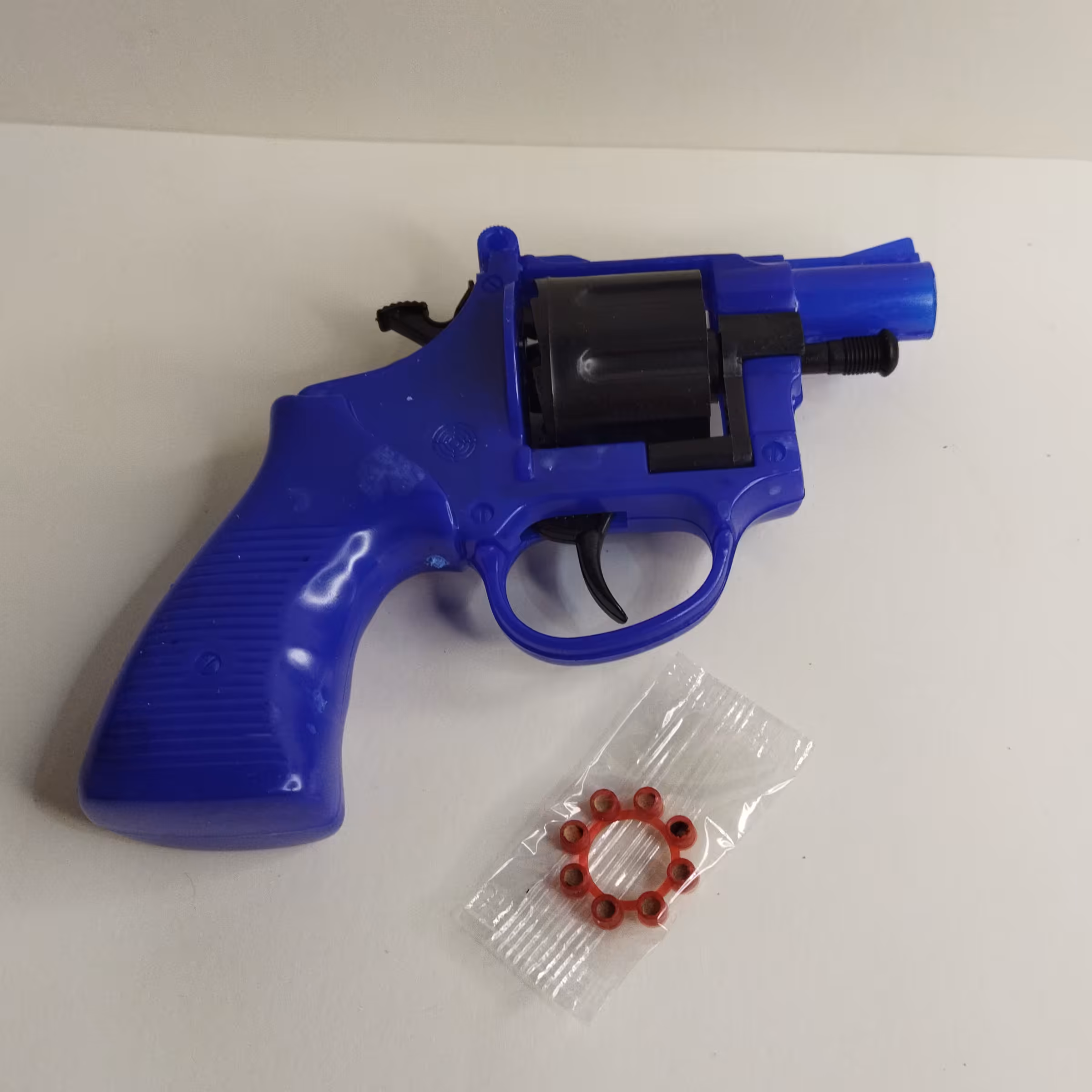 کلت ترقه ای اسباب بازی دارای یک عدد ترقه همراه و رنگ زیبای آبی