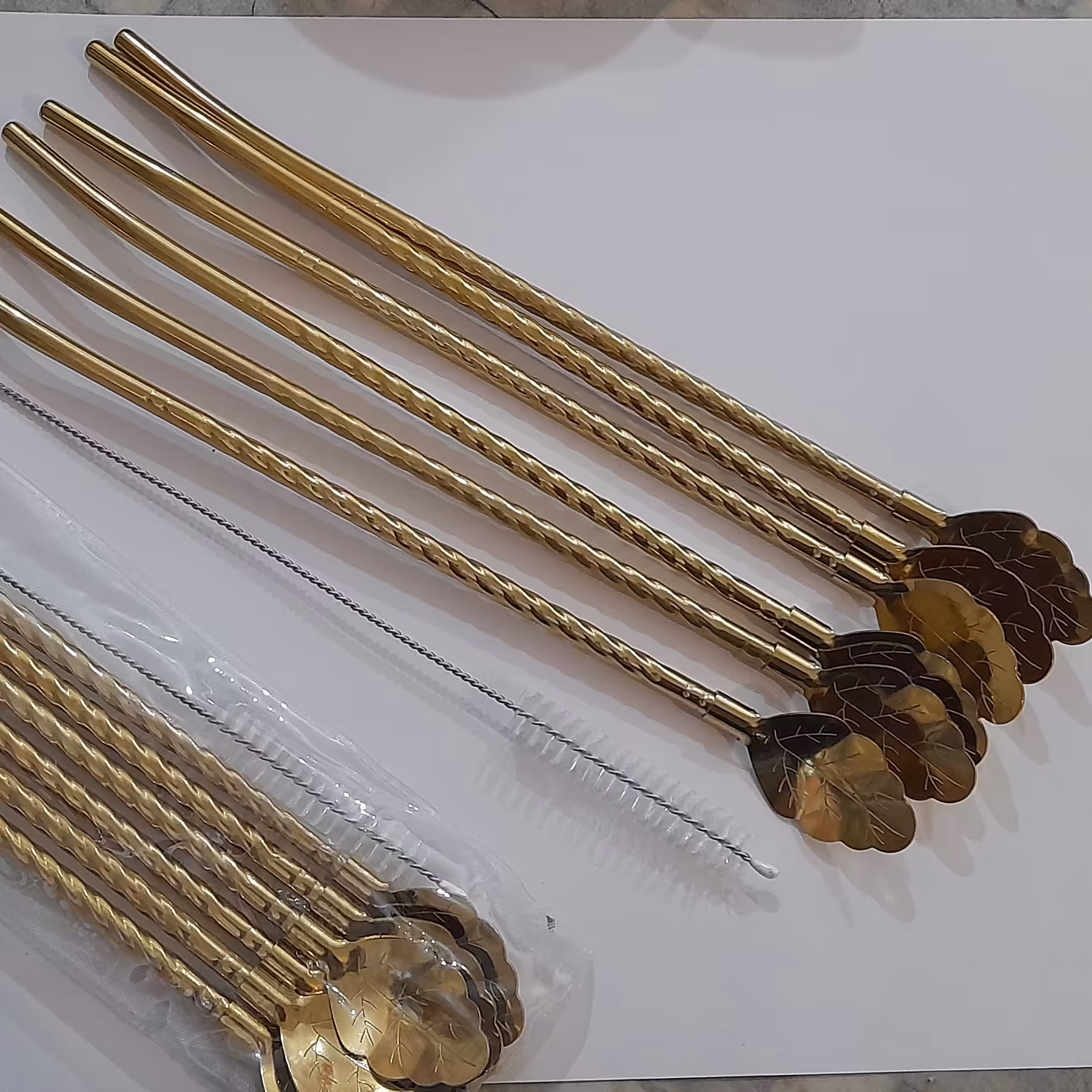 قاشق نی دار استیل طلایی طرح برگ (شربت خوری و بستنی خوری) همراه با فرچه برای شستشو