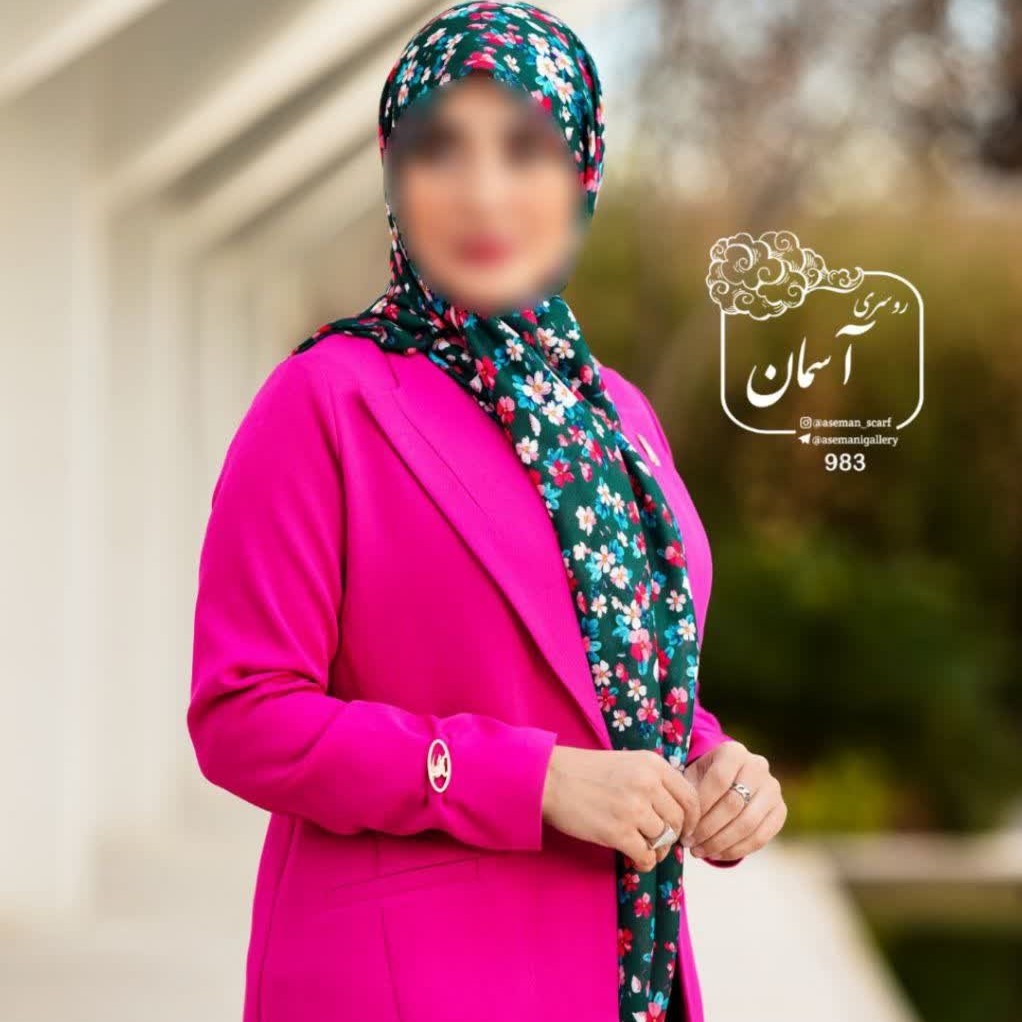 روسری طرح گل پنج پر زمینه سبز با گلای صورتی و سفید