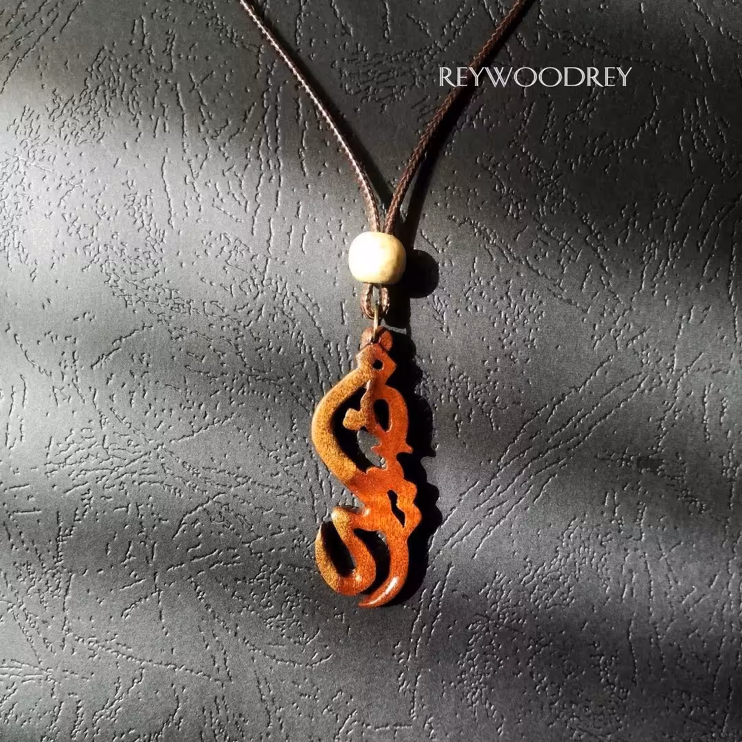 گردنبند چوبی اسم مرضیه  متریال چوب عناب دورنگ پوشش روغن بورماواکس ایتالیایی 