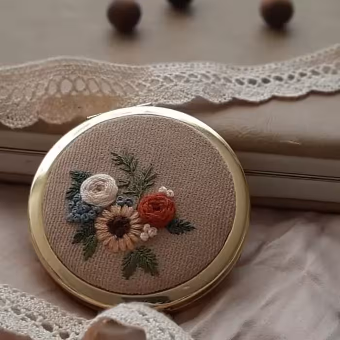 آینه ی جیبی گلدوزی شده با دست طرح گُلسا قطر 6 سانت