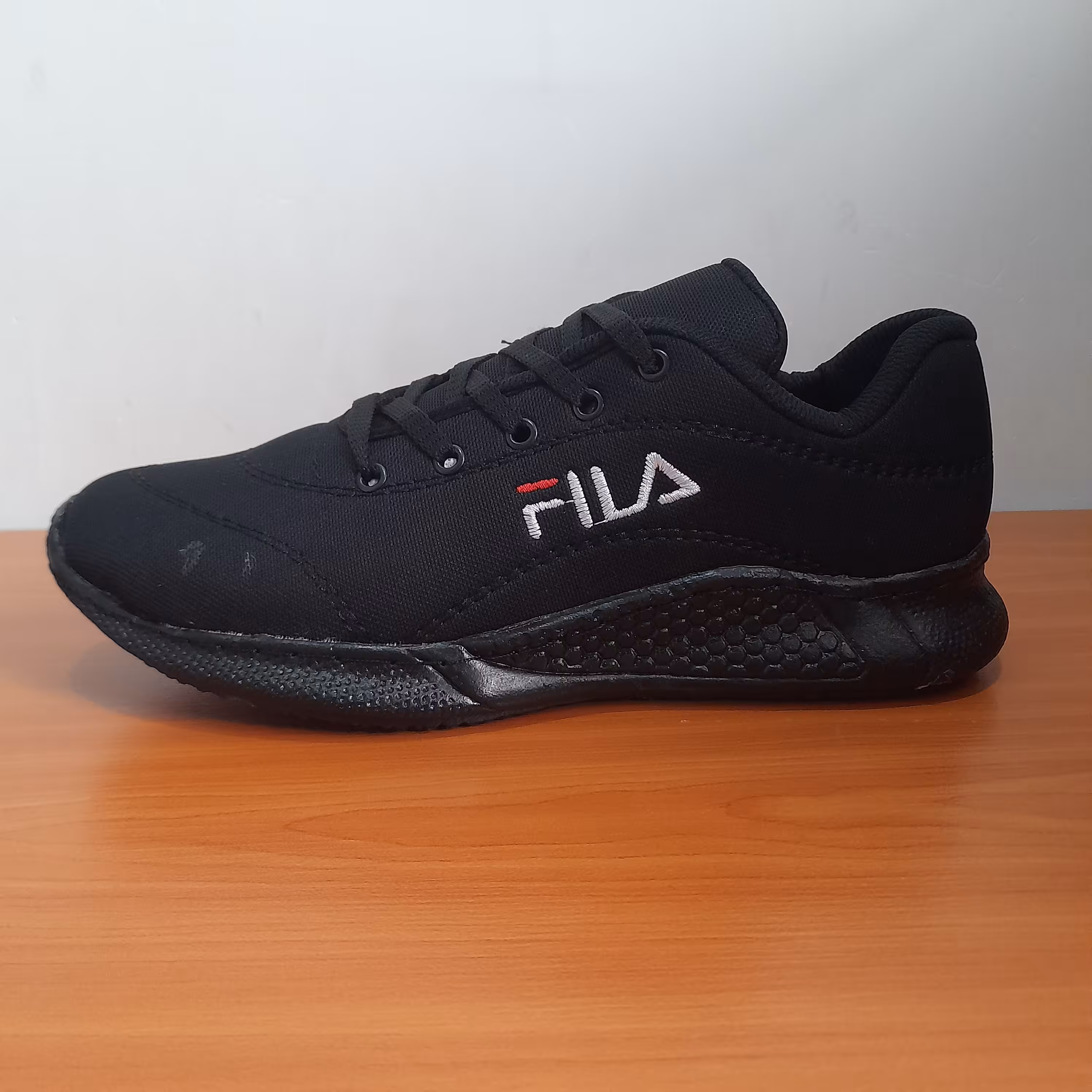 کفش ورزشی مردانه طرح فیلا مشکی تمام مناسب استفاده روزمره