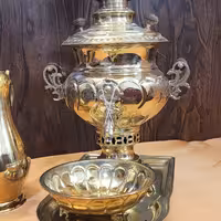 سرویس سماور زغالی 4لیتری لبه دار حلالی که باظاهر بسیار زیبا که داردمیتواند گزینه خوبی برای زیبای ویترین منازل شما باشد