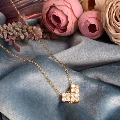 گردنبند فوق العده زیبا و خاص در گردن بینظیر و زیبا برای کادو تولد