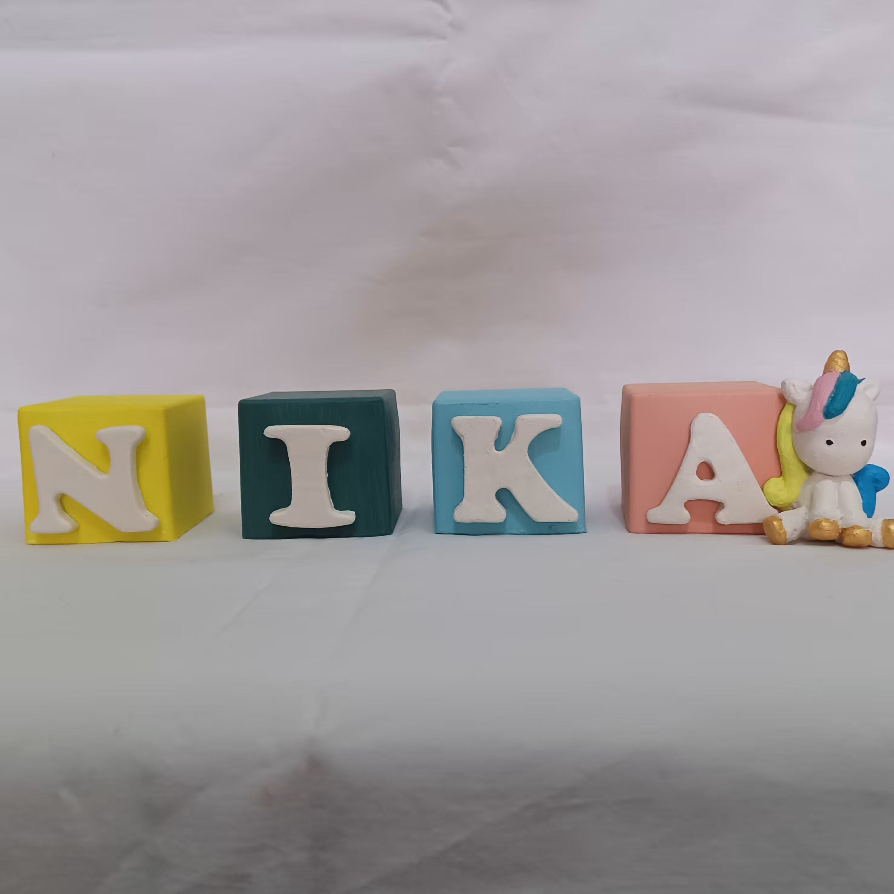 استند اسم  وزن 500 وزن بابسته بندی 800گرم جنس پودر سنگ هنری رنگ به دلخواه