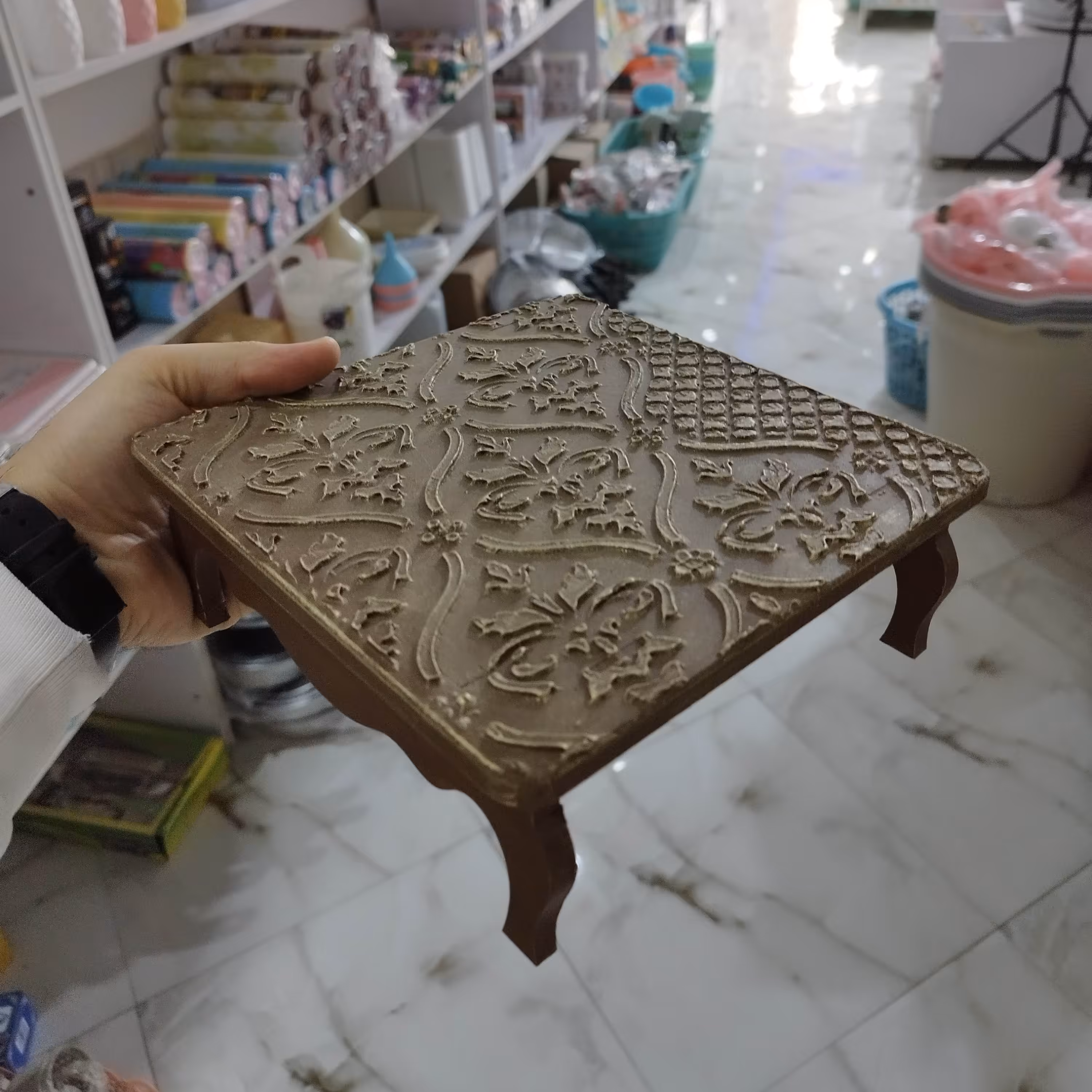 تخته سرو چوبی ،پابه دار،مربعی شکل، رنگ ثابت ،قابل شستشو