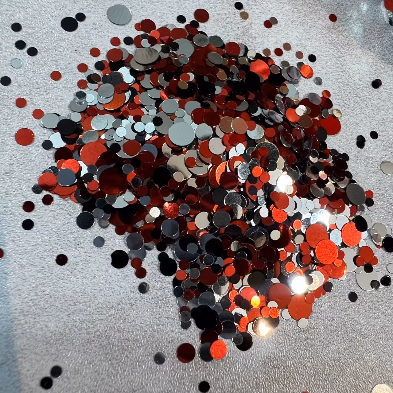 اکلیل مجیک قرمز 6 ضلعی  در بسته بندی 5 گرمی 