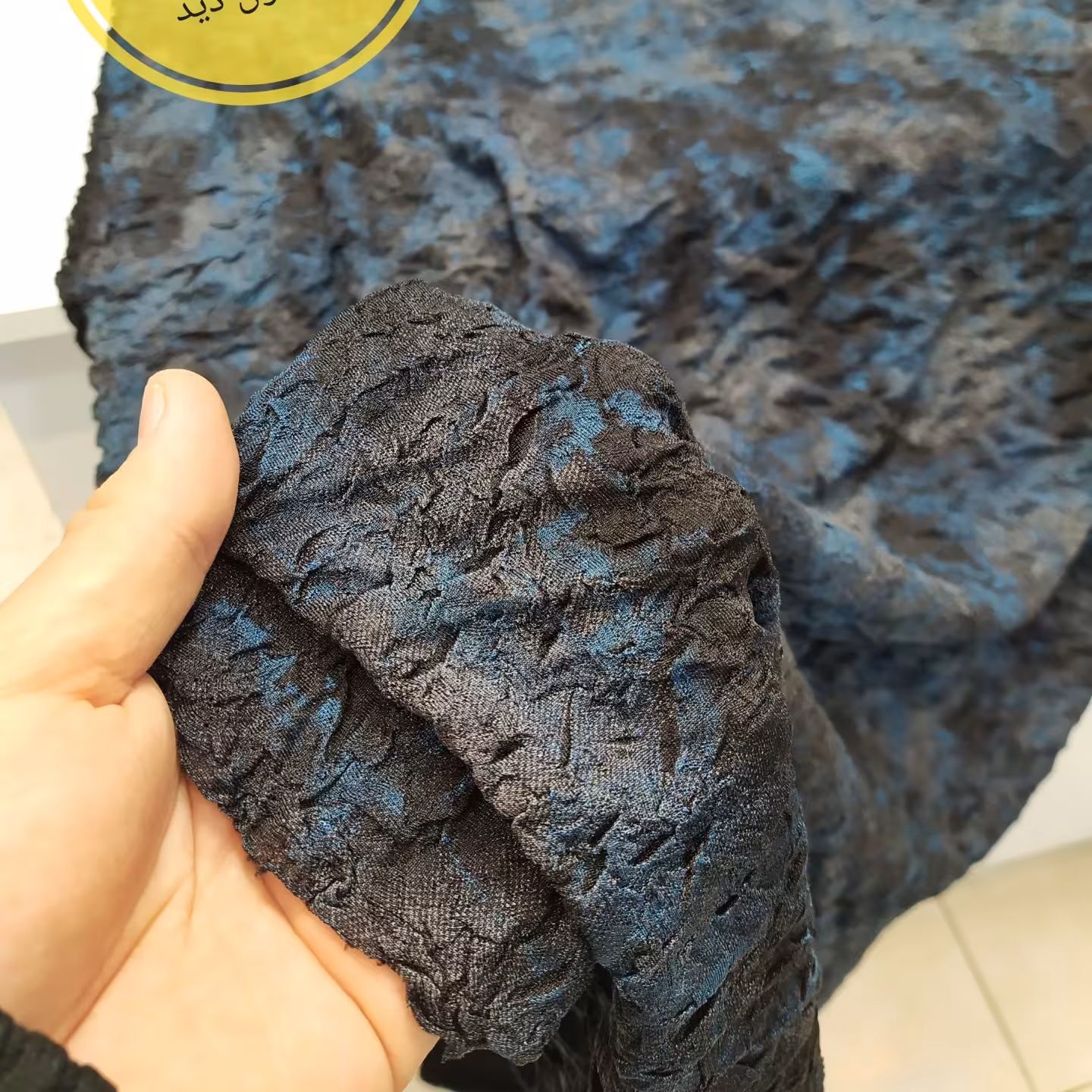 پارچه تریکو پفکی،آستر دار.آسترش به خودش دوخته شده عرض135سانت دارای کشسانی متری85تومن