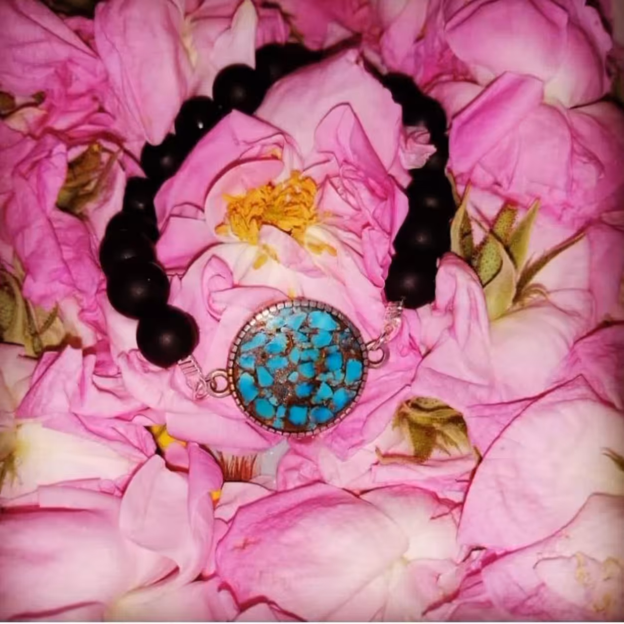 دستبند فیروزکوب حرز دار  (به همراه حرز صغیر امام جواد و فیروزه نیشابوری طبیعی )