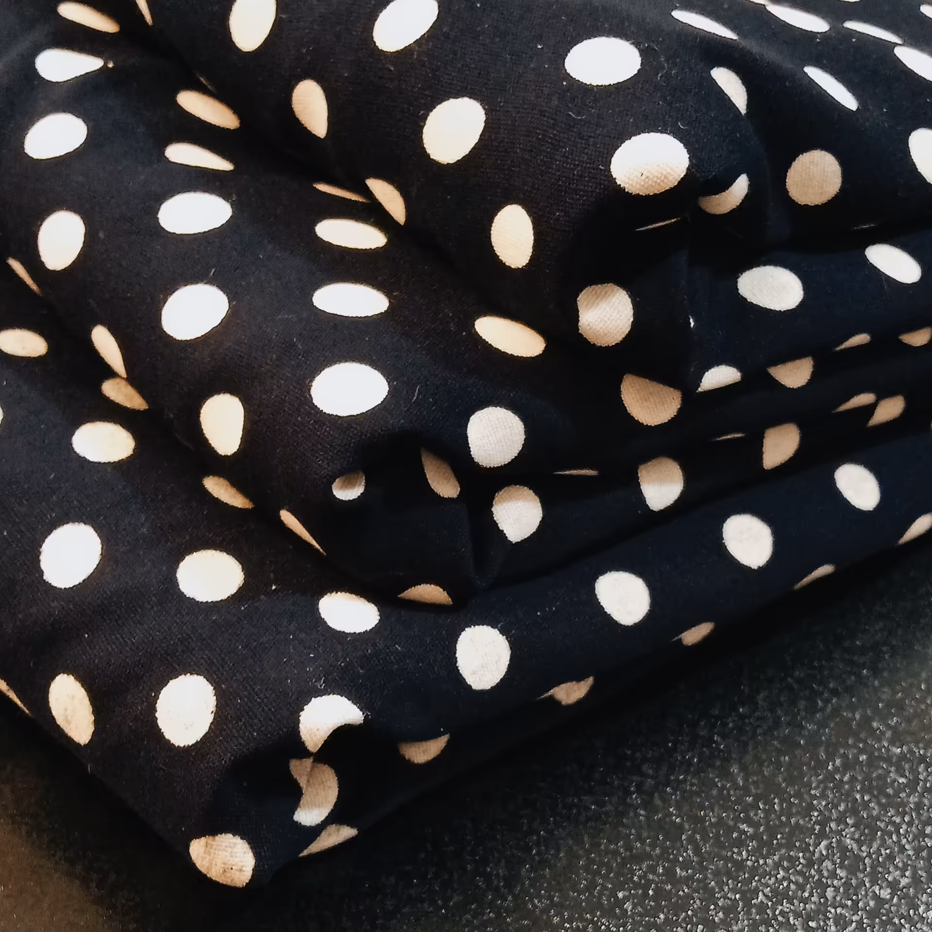 پارچه نخی عرض 90 سانتیمتر  نرم و لطیف دوقواره یک مترو شصت سانتیمتر  رنگ سرمه ای