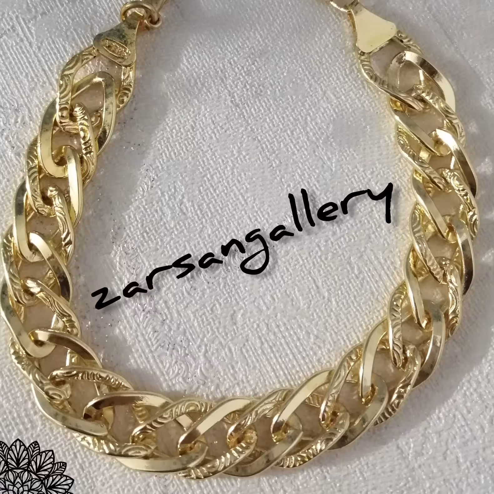 دستبند مشابه طلا با طرح کارتیه با پایه مس و آبکاری روکش طلای 24عیار در زیورآلات زرسان گالری 