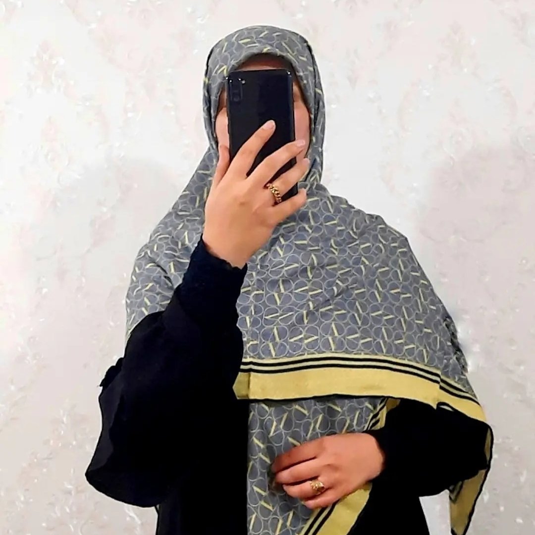 روسری نخی نگینی،ایستایی خیلی خوبی داره ،اصلا سُر نیست،بدون گیره هم قابل استفاده هست قواره 140،ودوردست دوز هست