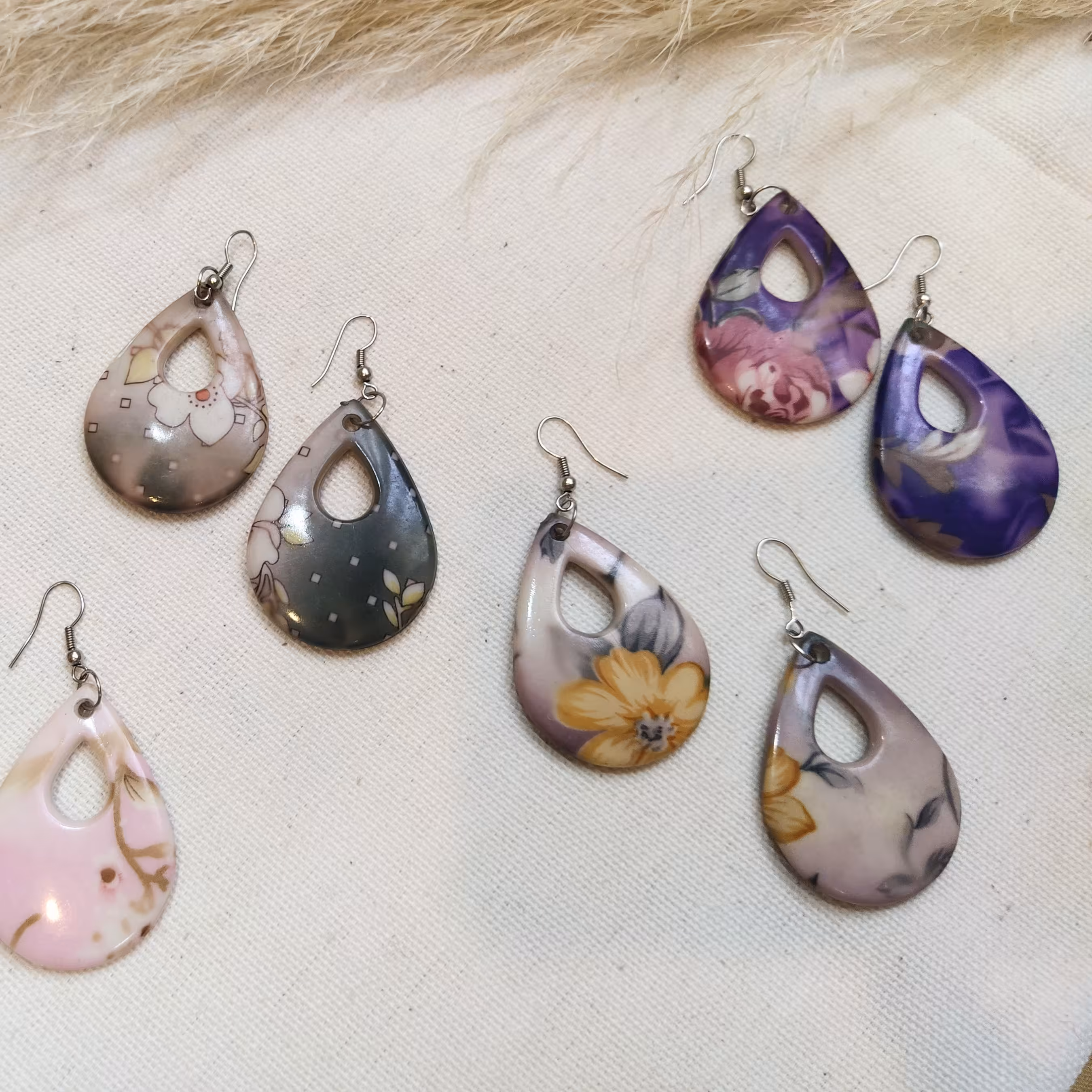 گوشواره آویز گل گلی و گوشواره کریستالی 