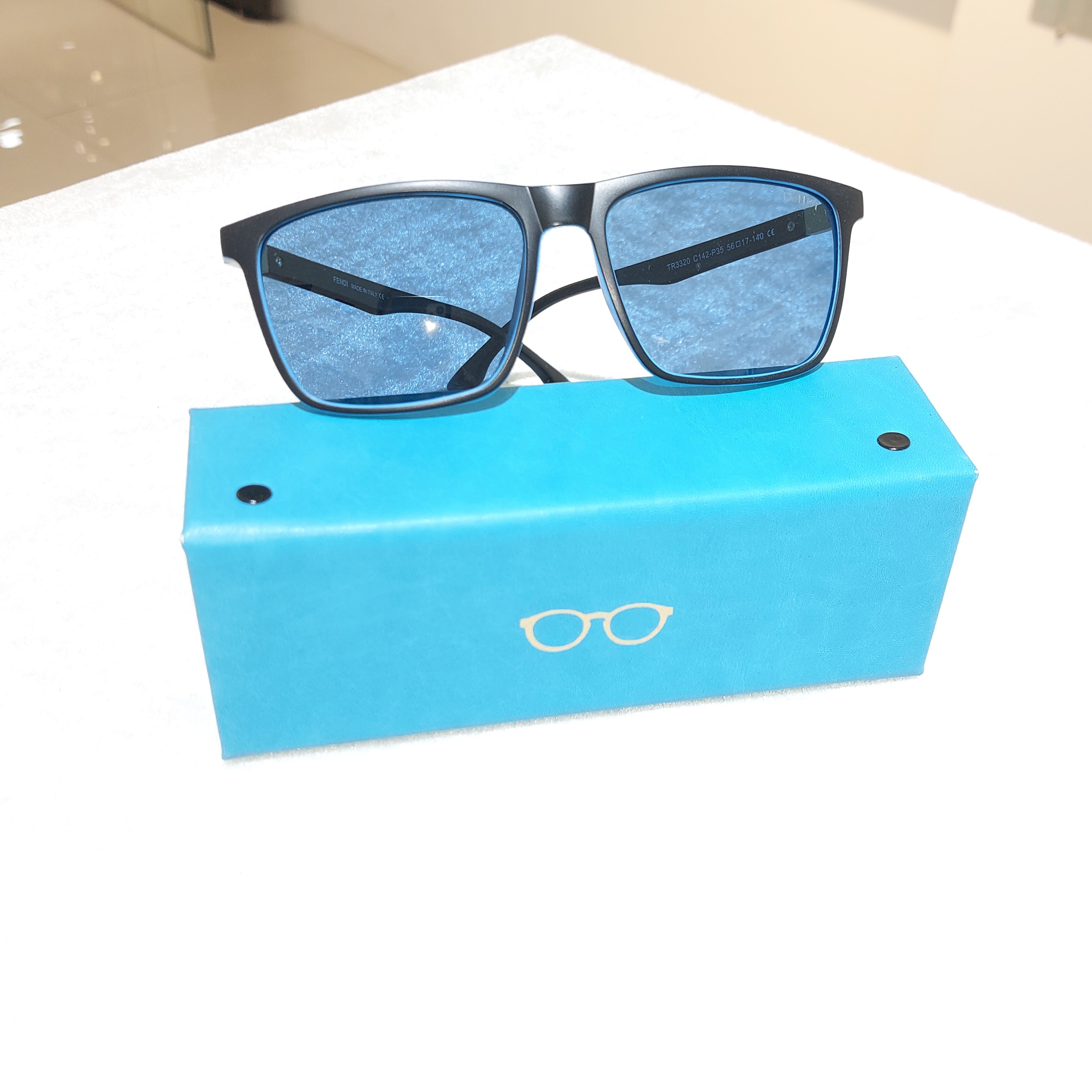 عینک افتابی FENDI بسیار سبک و راحت رنگ مشکی فریم از داخل ابی از بیرون مشکی UV400 و پلاریزه HD اب گریز