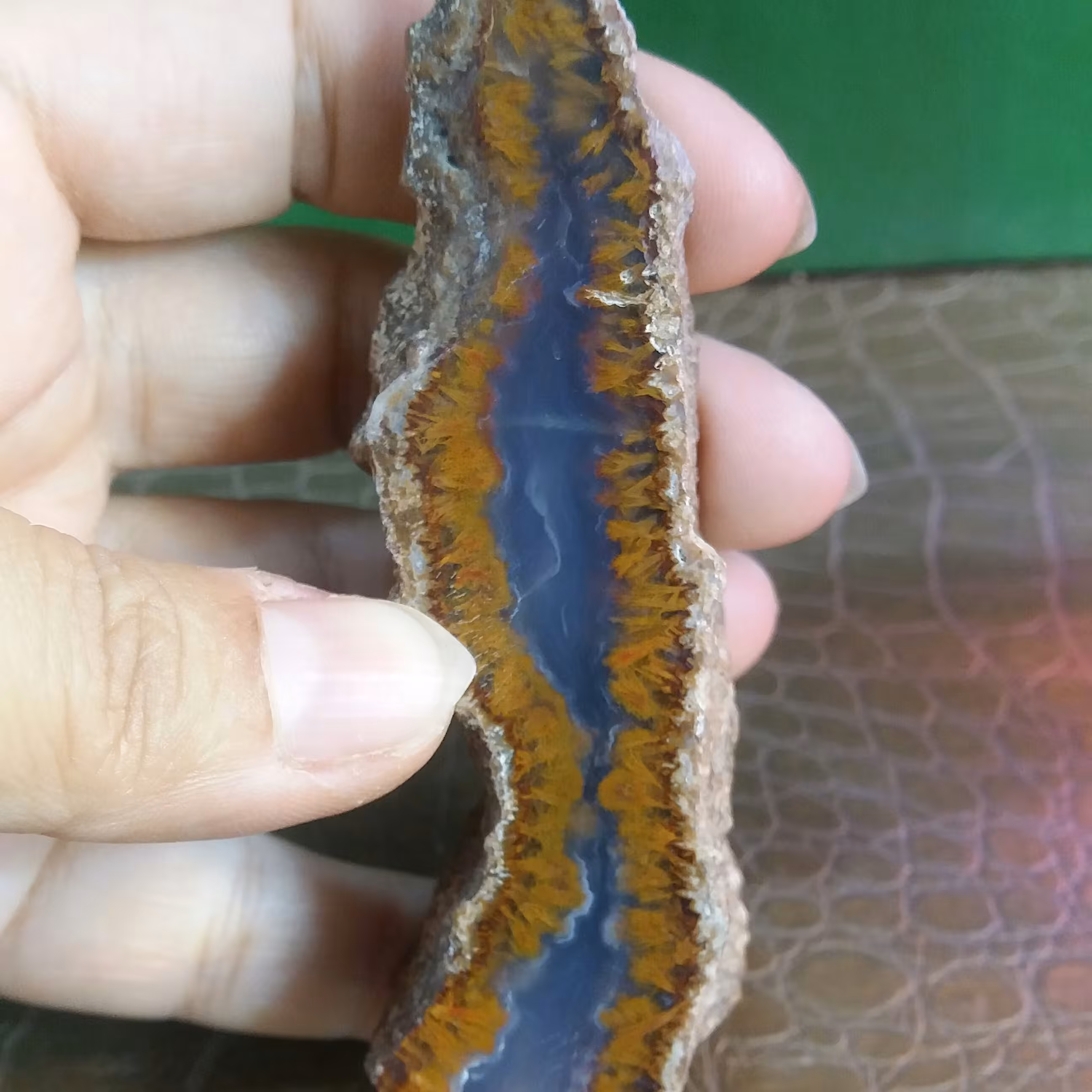 سنگ عقیق مویی با پولیش آیینه ای بسیار براق و با خواص بسیار  مناسب دکور مغازه یا ویترین منزل