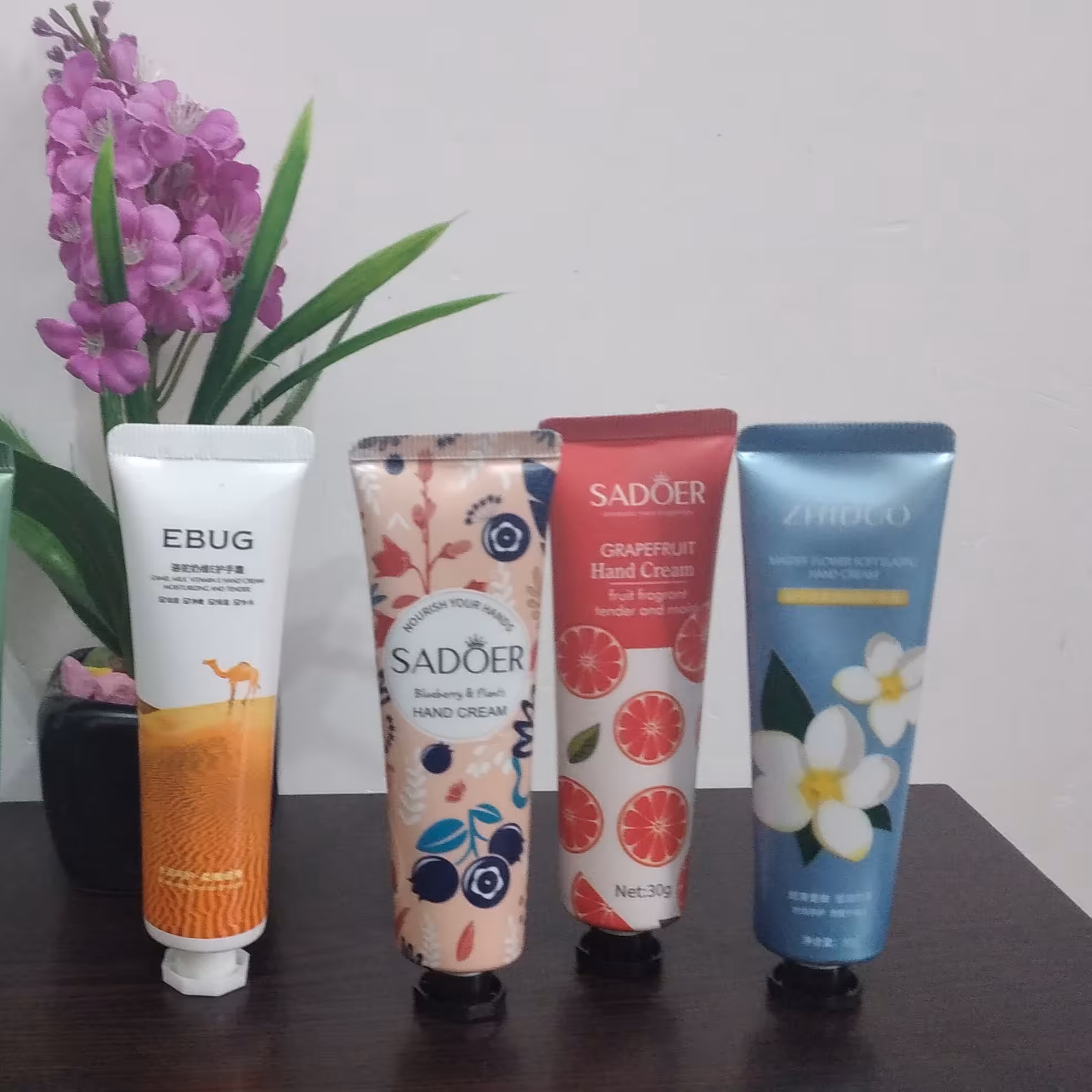 کرم دست کرم مرطوب کننده و نرم کننده دست