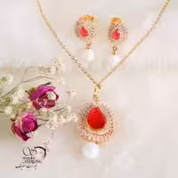 نیم ست زنانه طرح طلا با نگین قرمز