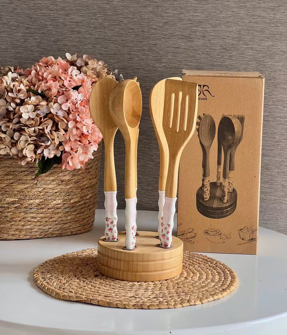 ست کفگیر ملاقه استند دار بامبو دسته سرامیکی- طرح گل ریز و شطرنجی