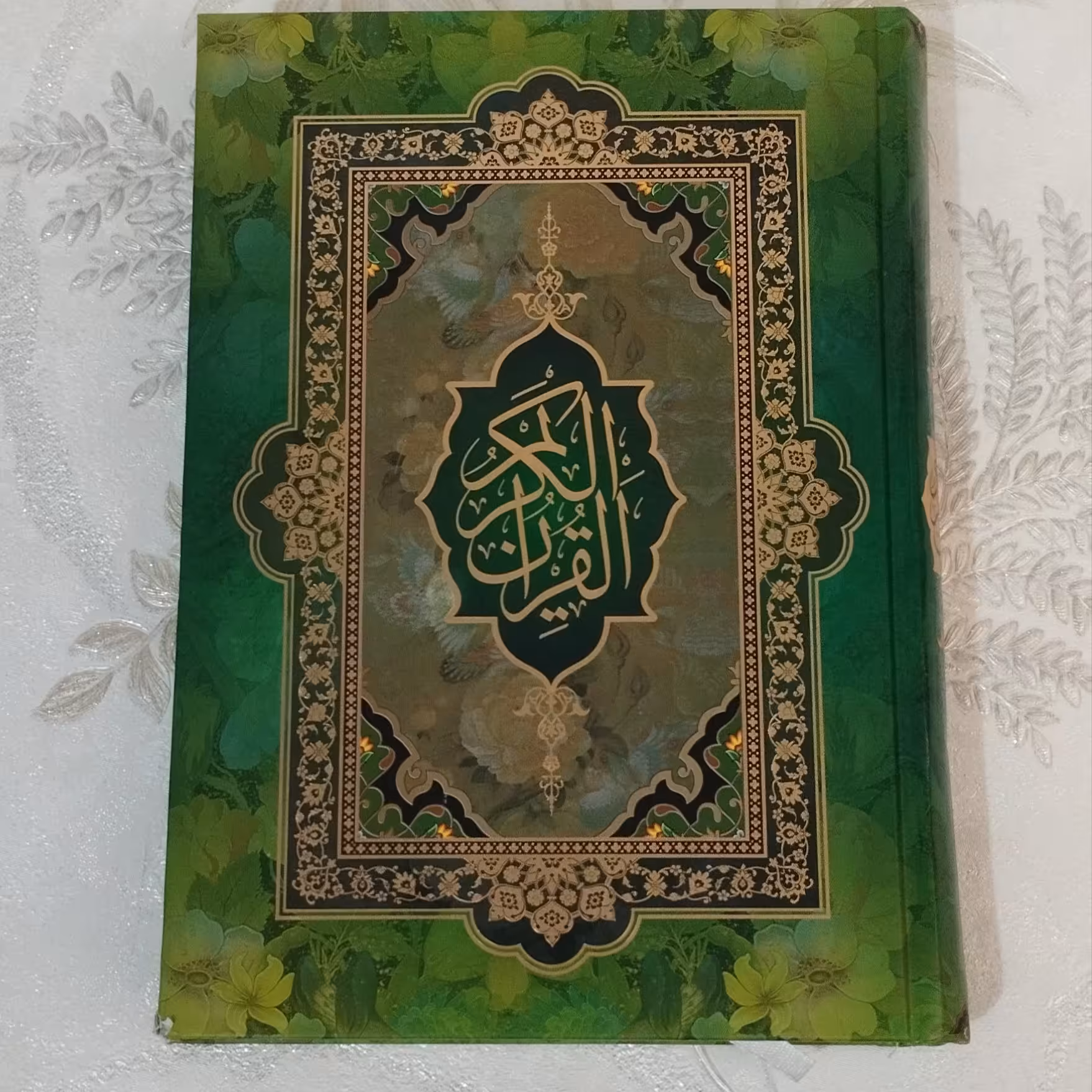 قرآن جلدسخت سلفون کاغذ گلاسه قطع وزیری حط عثمان طه باترجمه آقای حسین انصاریان