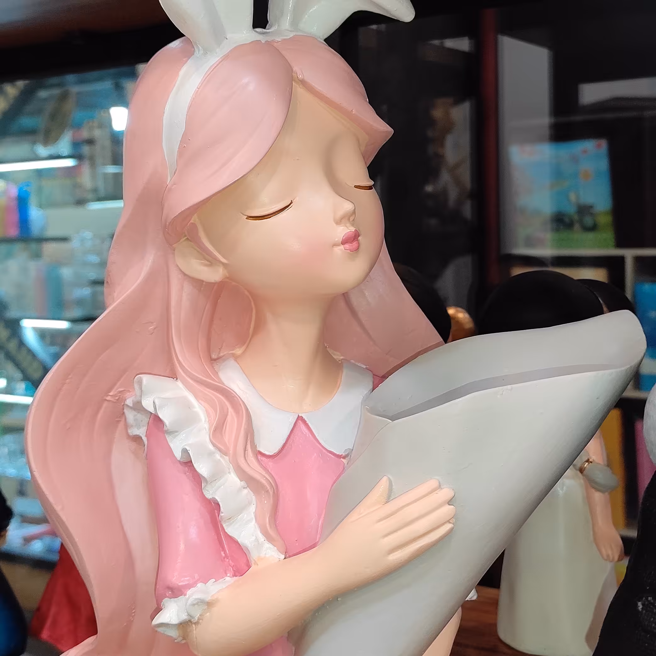 دختر گل به دست