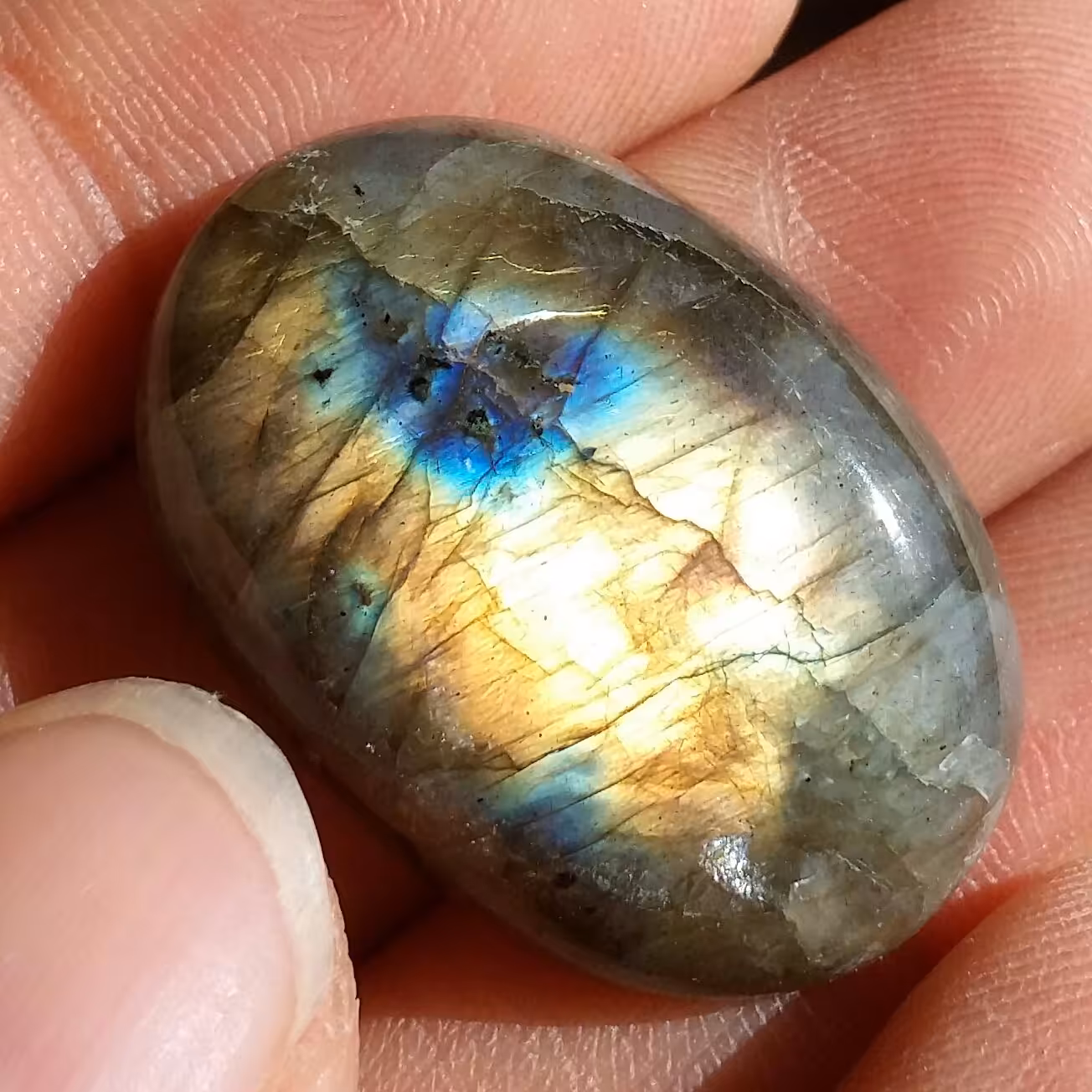 نگین لابرادوریت وارداتی از کشور لابرادور کانادا با تلالوئی بی نظیر و چشم نواز کد 10109