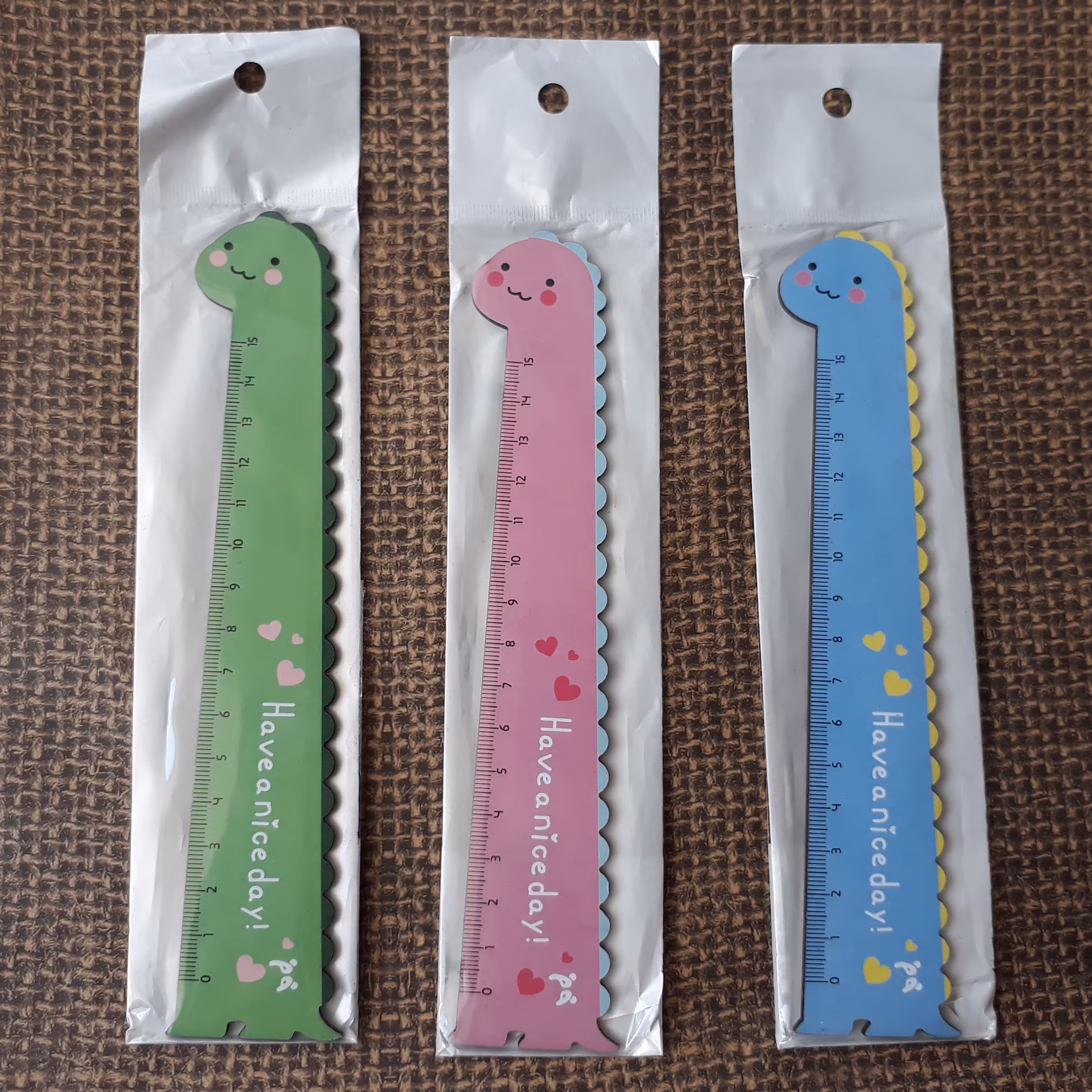 خط کش دالبری دایناسوری فقط رنگ آبی موجودِ  توی تصویر مشخصِ