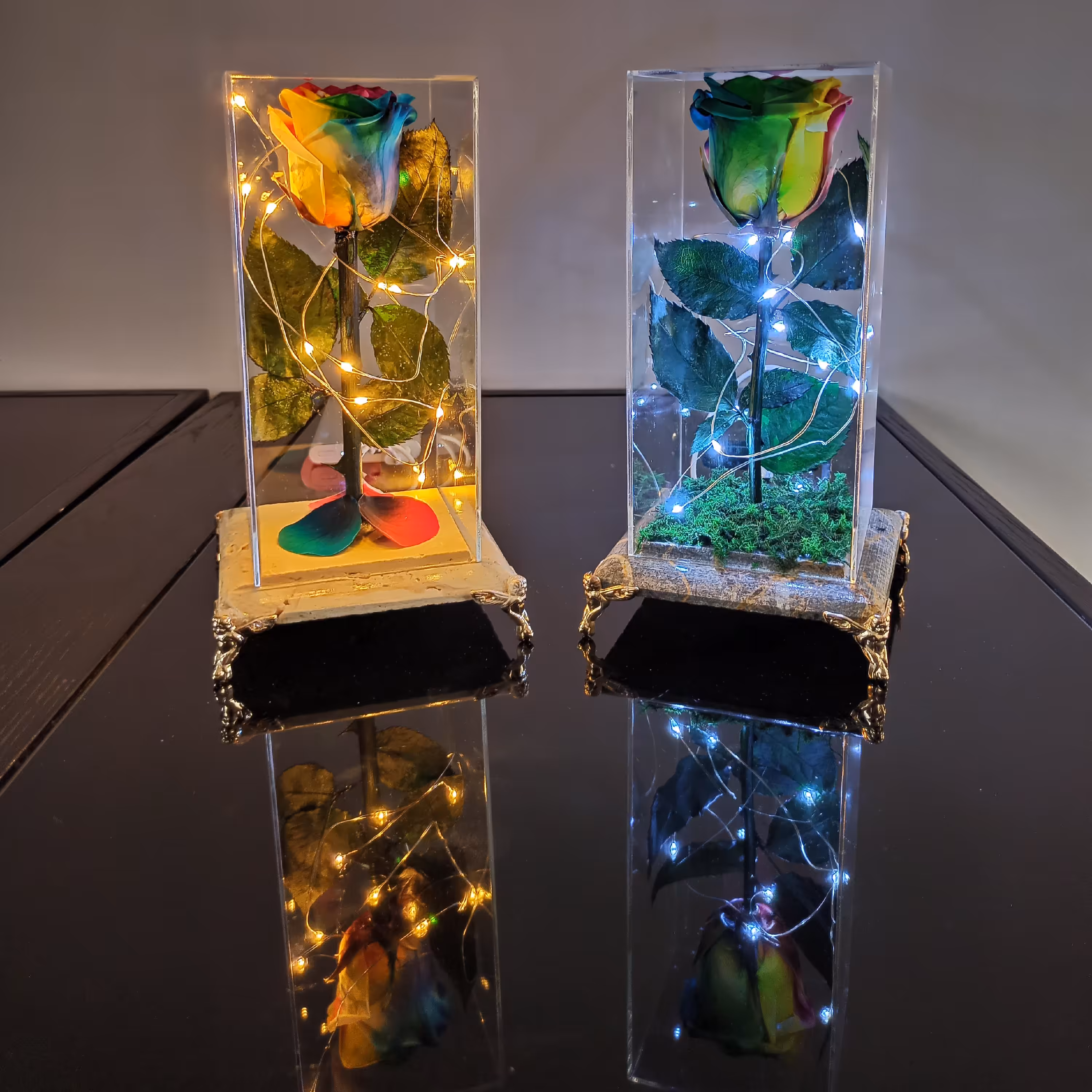  رز جاودان هفت رنگ با پایه سنگ مرمر مستطیلی و ریسه آفتابی و مهتابی 