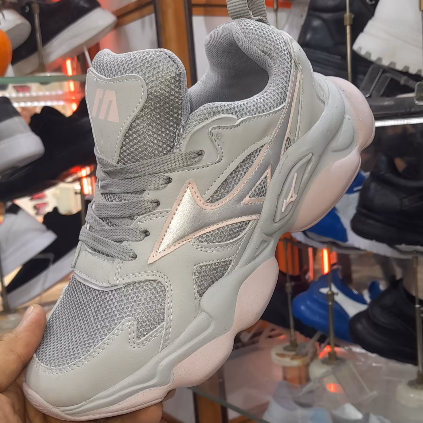 کتانی میزنو