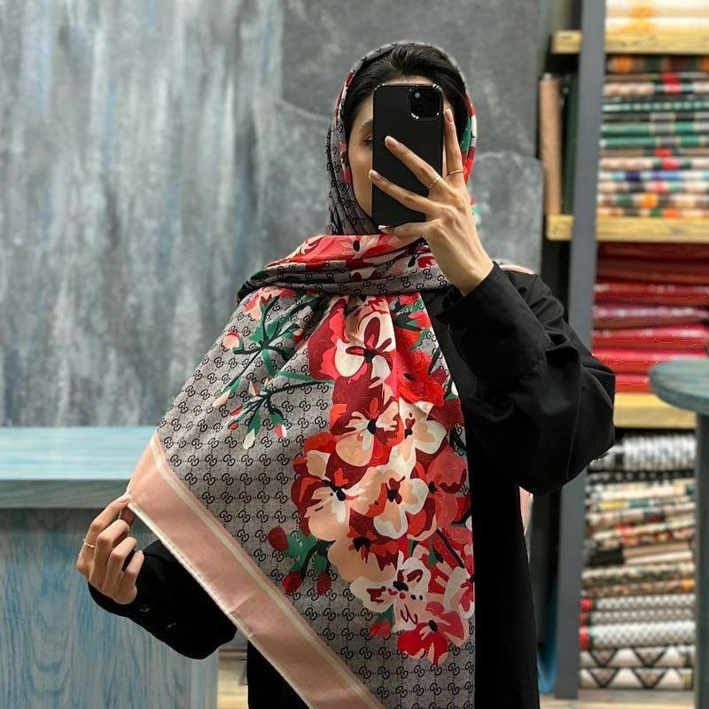 روسری نخ گارزا
قواره 140
دور دست دوز
سر هست حتما باید گره یا گیره بزنین
چروک نمیشه
پرز نمیشه
خنک سبک مناسب تابستان