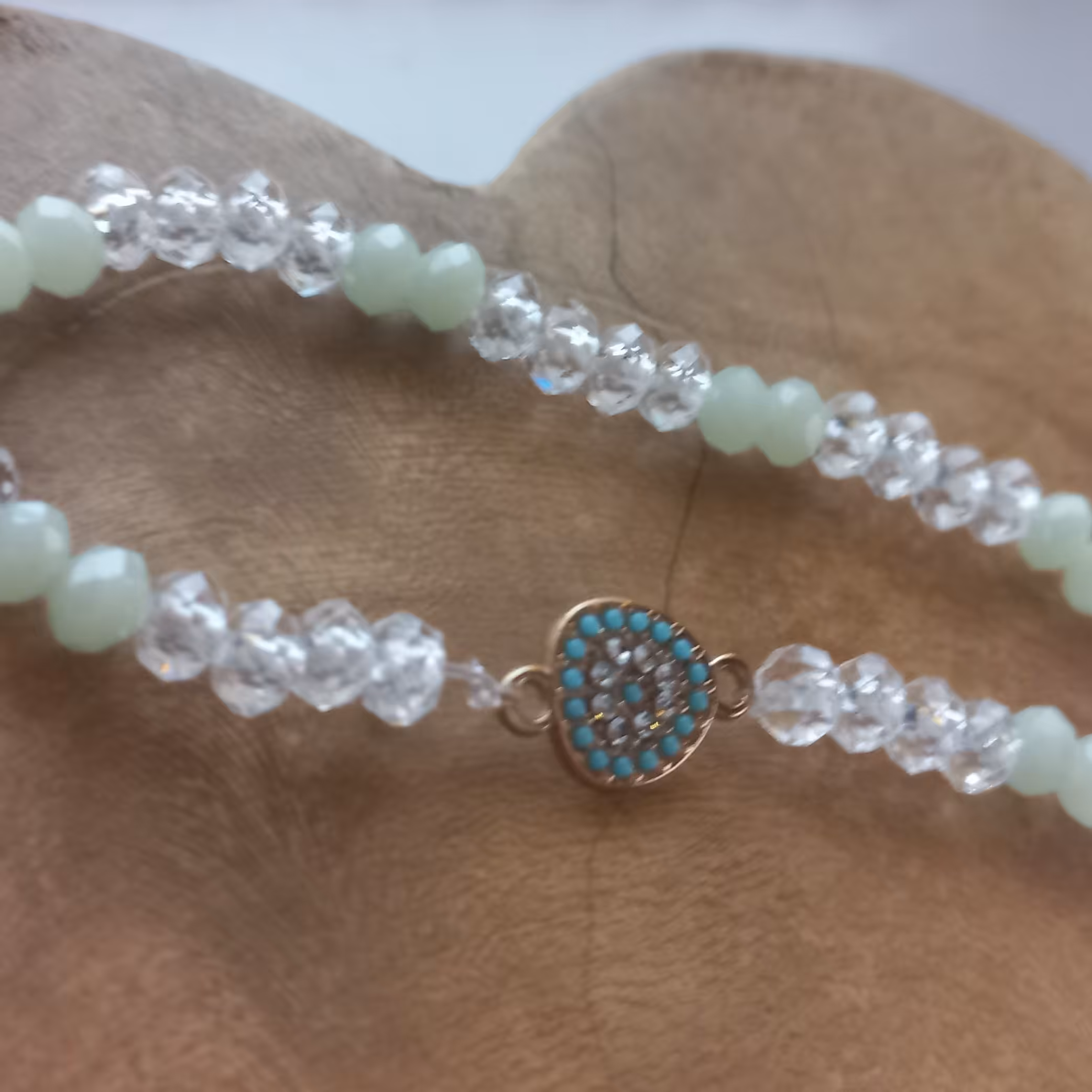 دستبند  دست ساز  سنگی رنگ سفید زیبا مدل نگین دار .