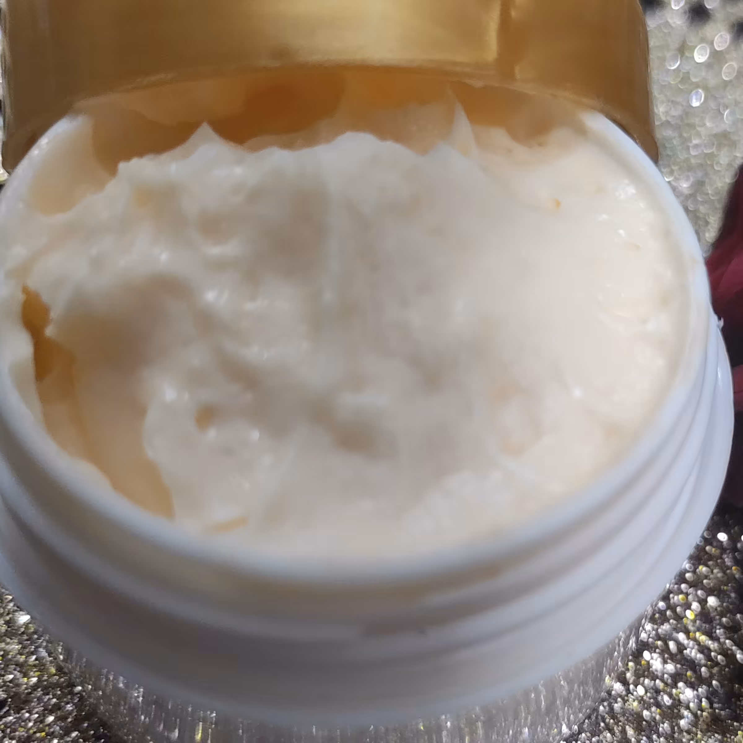 کرم مرطوب کننده وابرسان حاوی روغن هسته انار روغن گل سرخ کره شیا ویتامین ها لیفت کننده جوانساز